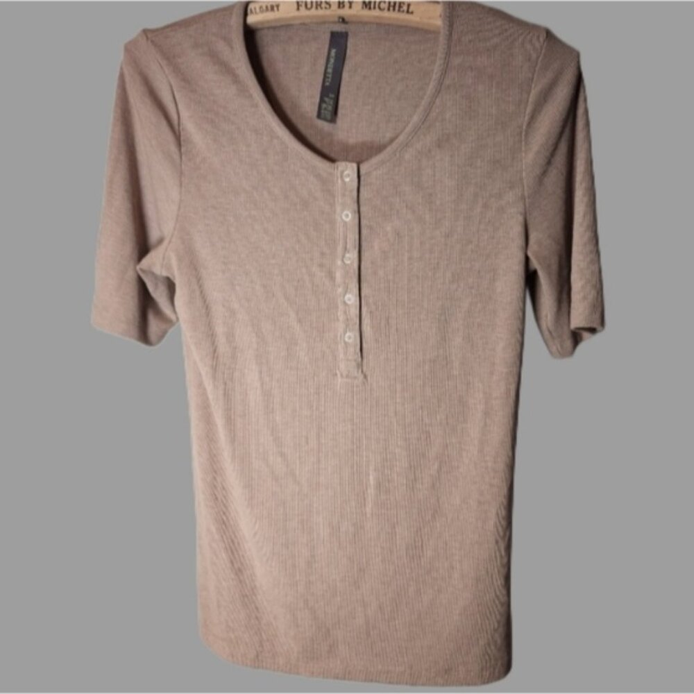 Mondetta‎ small euc Beige Ribbed Henley Top